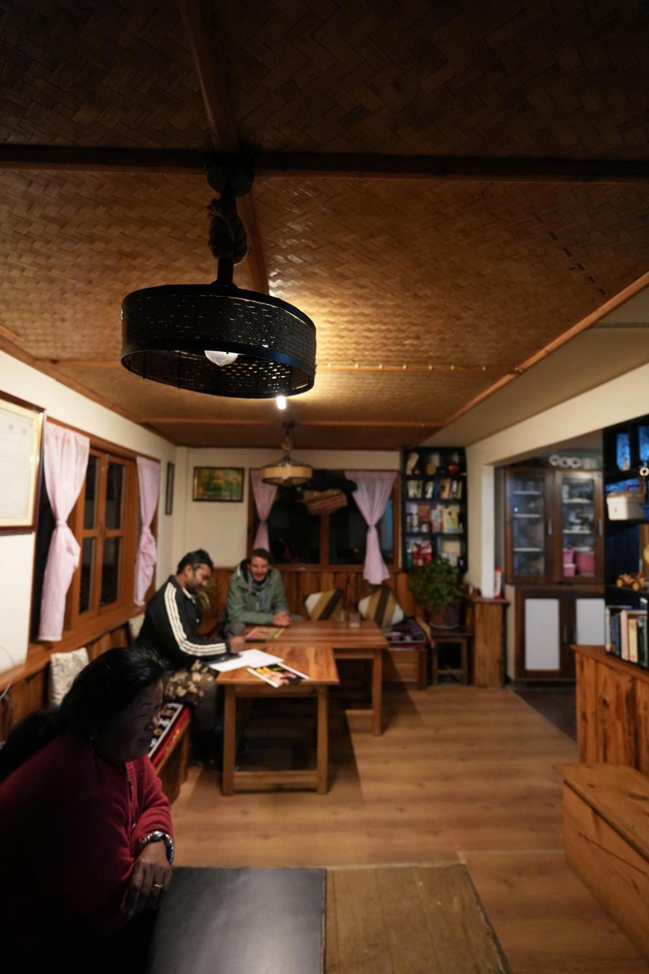 펠링 Wake In Himalayas 호스텔 외부 사진